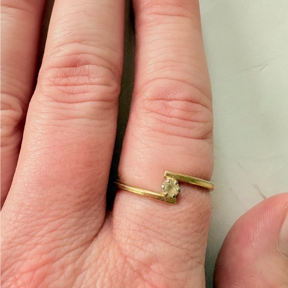 Vintage Dainty Avon Gold Tone Birthday Gemstone Ring Size 8.25 - Picture 1 of 6